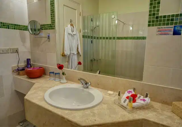 Club-Paradisio-Room-Bathroom gallery 3